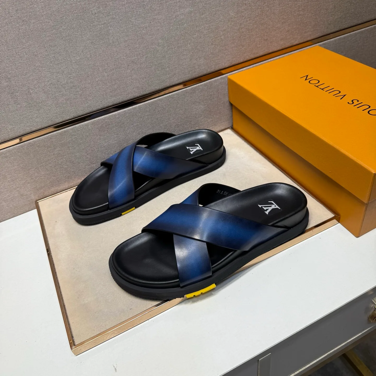 Men's men's shoes 💰pp420 [LV～] Men's casual slippers 2025z cabinet sales simultaneously 🔶Size: 38-44#️⃣ 🔷4 colors🔜The upper is made of cowhide stitching ➕Cowhide lining, comfortable and breathable, sole: original comfortable, wear-resistant and non-slip outsole, ⚠️Real 📱Photography🎬The real thing is better📢📢📢